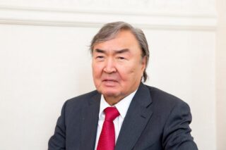 Олжас СҮЛЕЙМЕНОВ -90:  Суреттер өзгереді, жүрекке әжім түспейді