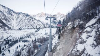 Шымбұлақ пен Ой-Қарағай курорттарының арасын  аспалы жол жалғастырады