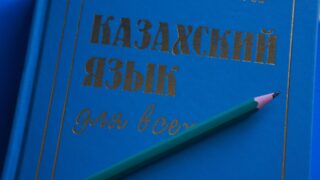 Қазақ тілі пәнін «Мемлекеттік тіл» деп өзгерту керек: Қанат Айтбаев ұсынысы неге саяси қажеттілік?
