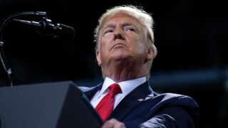 Кеше ғана Қытаймен арадағы баж салығын қайта қарап, қалталыларға табыс салығын көтерген АҚШ президенті  Дональд Трамп бүгін  АҚШ пен Ұлыбритания арасындағы сауда келісіміне қол қойды