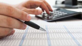 Мемлекеттік кірістер комитеті құрылыс және сауда саласындағы компанияларға кірісті төмендетуге қатысты 498 млрд теңгеге ескерту хабарламасын жіберді