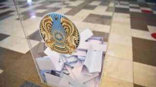 Алматыдағы Наурызбай ауданының сайлау учаскелерінің біріне  ЖИ Барыс Әділет келді