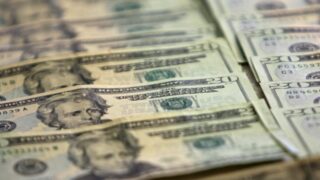 Күндізгі сағат 15:15 тегі жағдай бойынша доллар 520 теңгеге сатылады, 525 теңгеге сатып алады