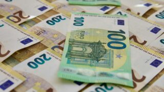 Еуроның шекті дәлізі 605 теңгеге дейін көтеріліп, 600 теңгеге түсті  