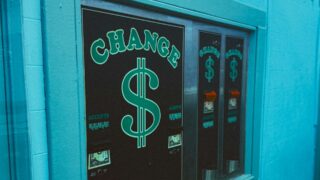 «Ментальдық долларсыздандыру» процесі айырбастау пункттеріндегі валюта бағамдары бар көше таблоларын шектеуден басталады