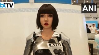 Робот қыз ШЫҰ саммитінде журналистерге көмектеседі