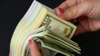 Доллар әлсіреп, алтын өсті