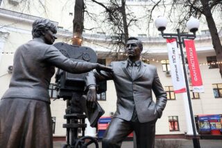 Мәскеуде «Көктемнің он жеті сәті» атты кеңестік көп сериялы фильм кейіпкерлеріне  ескерткіш ашылды