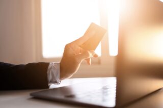 Несие енді бәріне бірдей есік ашпайды: ЕДБ миллиардтаған кірісіне қарамастан несие беруді 8% -ға төмендетті 