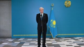 Президент Тоқаев Қазақстанды «Айыппұл» деп атаған мемлекеттің әкімшілік саясатын сынаушыларға жауап берді, депутат Перуашов сөзін «кері шақырып алды»