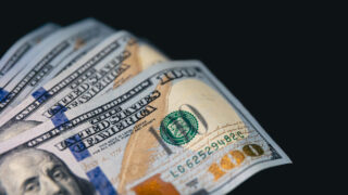 АҚШ доллары 2004 жылғы көрсеткішке кері оралды 