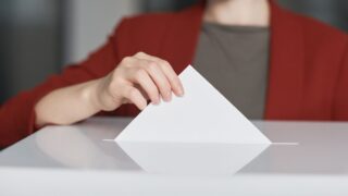 145 депутаттық орын үшін 7 саяси партиядан 545 кандидат бақ сынап жатыр.