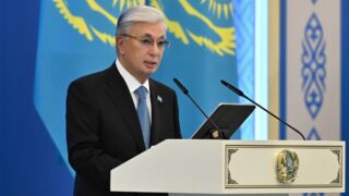 Тоқаев қол қойған заң: түнде және мерекеде істеген жұмысқа үстемақы қалай төленеді?
